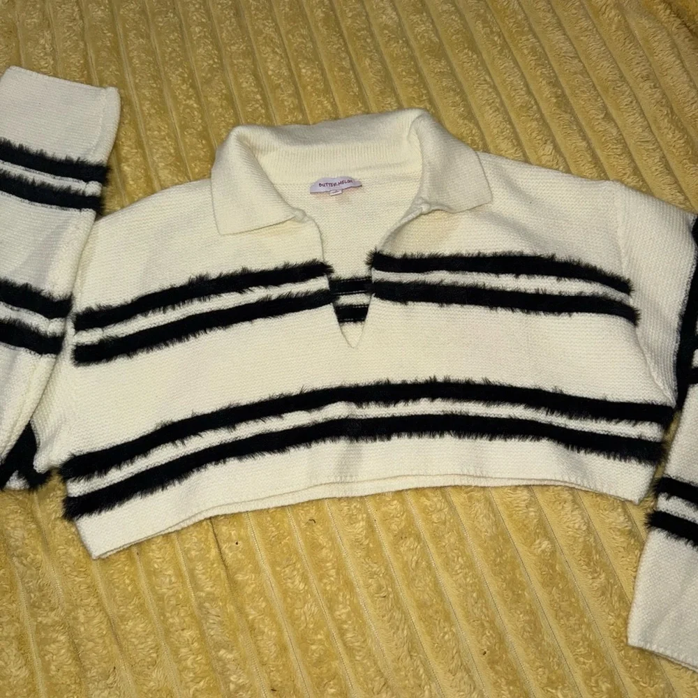 Women’s Butter Melon Striped Black and White Crop Sweater size SMALL (AZA)